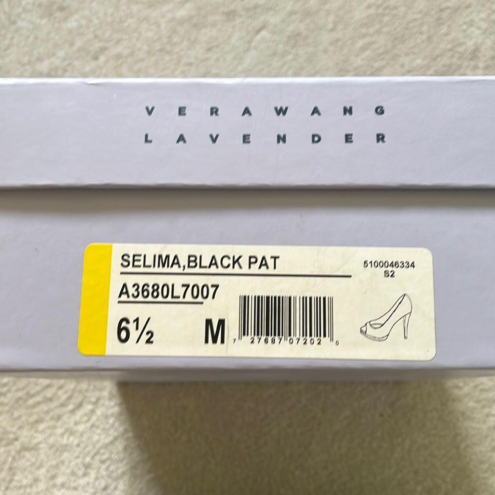 Vera Wang Lavender Selima Black patent leather heels size 6.5 M
